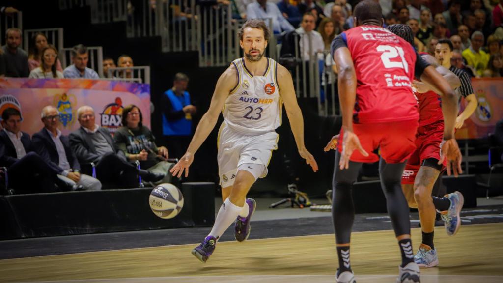 Llull conduce el balón en el partido ante el UCAM.