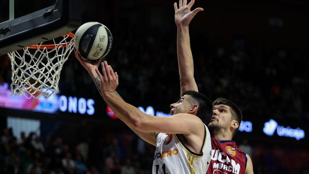 Gabi Deck entra a canasta para anotar.