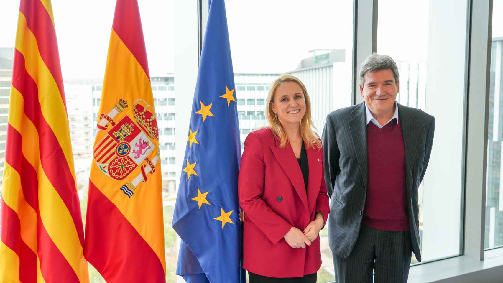 Natàlia Mas, consejera de Economía y Hacienda, y José Luis Escrivá, ministro  para la Transformación Digital y Función Pública.
