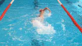 Un nadador practica en una piscina.
