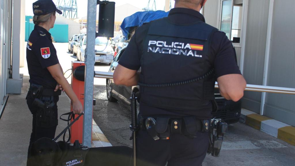 Dos agentes de la Policía.