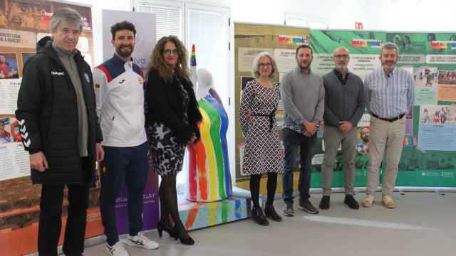 Autoridades de la Universidad de Alicante y de la Fundación Lucentum en la exposición contra la LGTBIfobia.