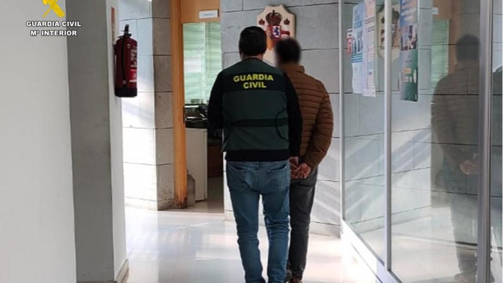 Un agente de la Guardia Civil deteniendo al delicuente.