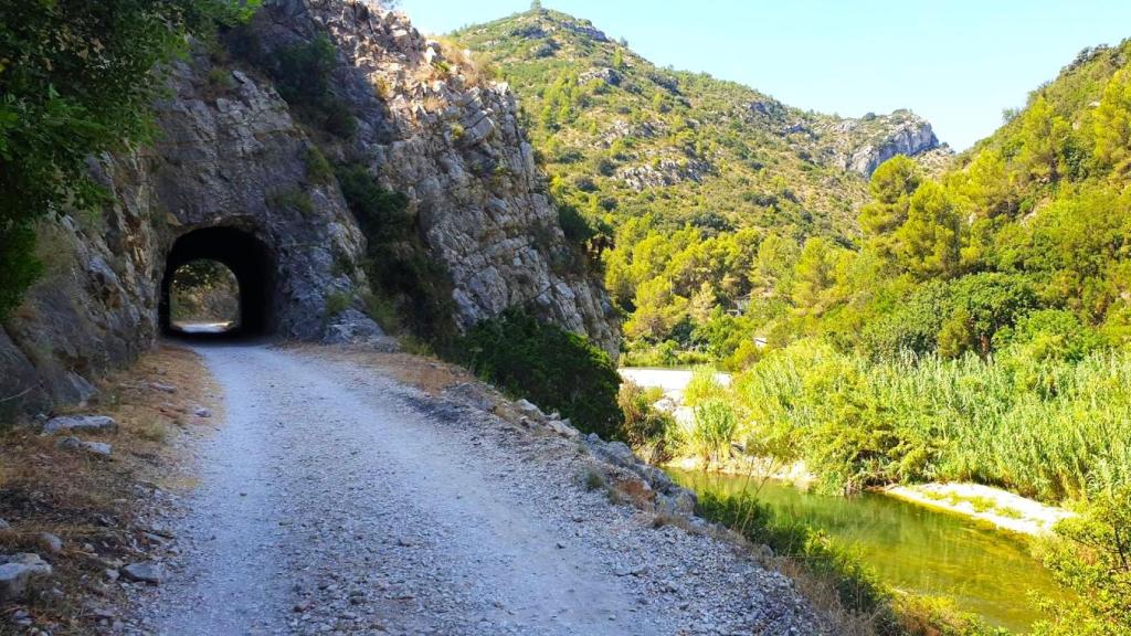 El sendero recorre algunos túneles.