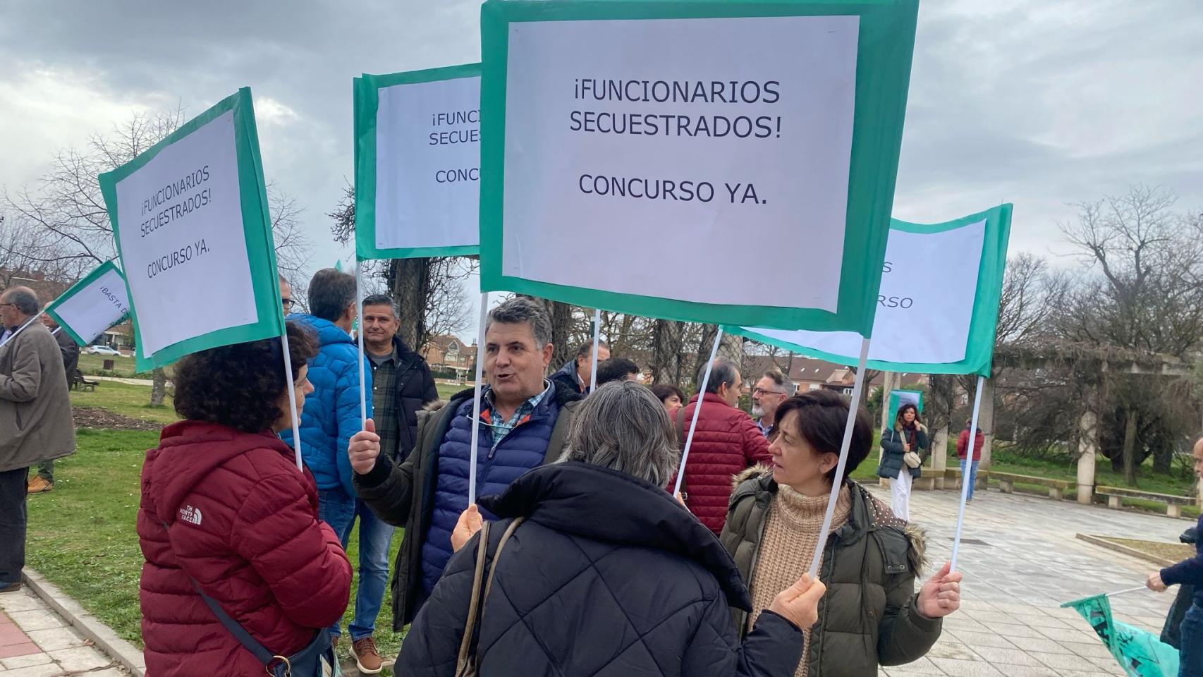 Unos funcionarios a la puerta de la Consejería de Presidencia manifestándose