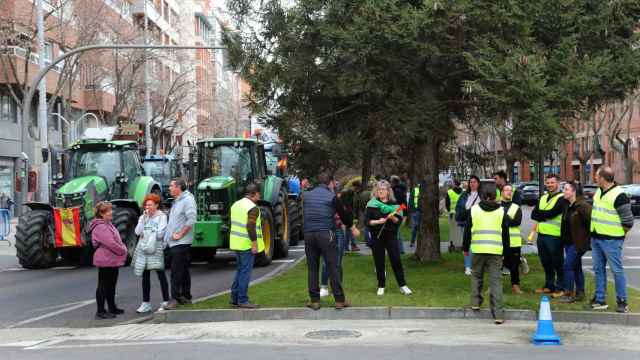 Los tractores colapsan las avenida de Manuel Ribera y Casado del Alisal el pasado miércoles