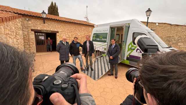Los presidentes de Caja Rural de Soria y la Diputación supervisan la implantación del cajero móvil