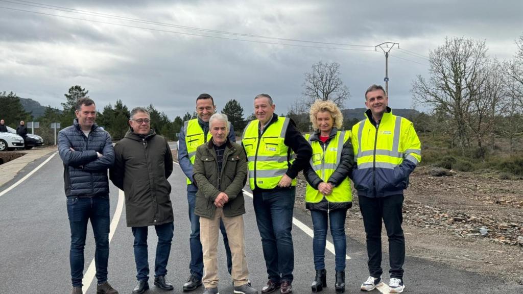 Javier Faúndez visita las obras de la carretera de Sagallos a Linarejos con Ramiro Silva y Nazario Castedo