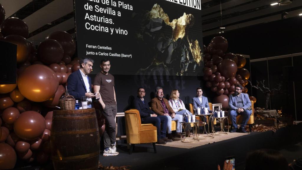 Ferran Centelles y Carlos Casillas, junto al resto de ponentes.