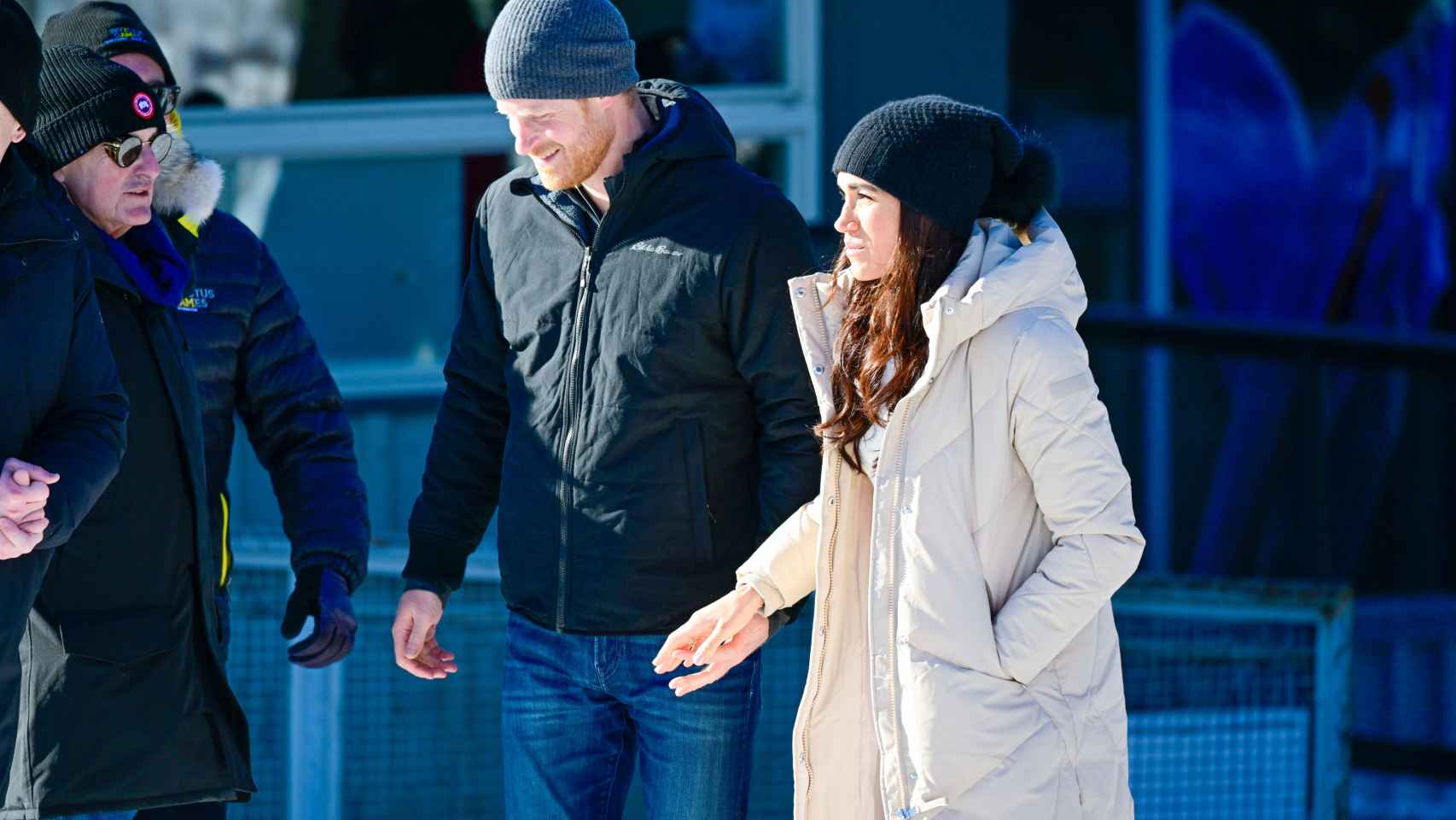 Meghan y Harry caminaron de la mano y presumieron de felicidad en Canadá.