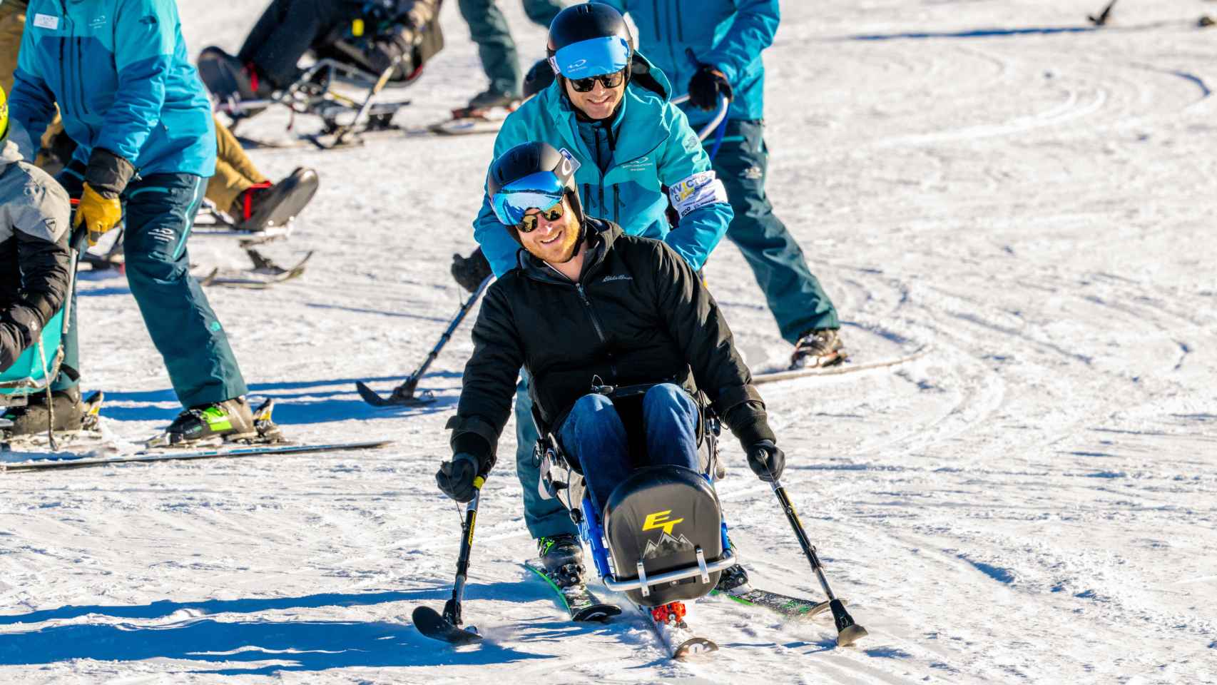El príncipe Harry probando el 'sit-ski'.