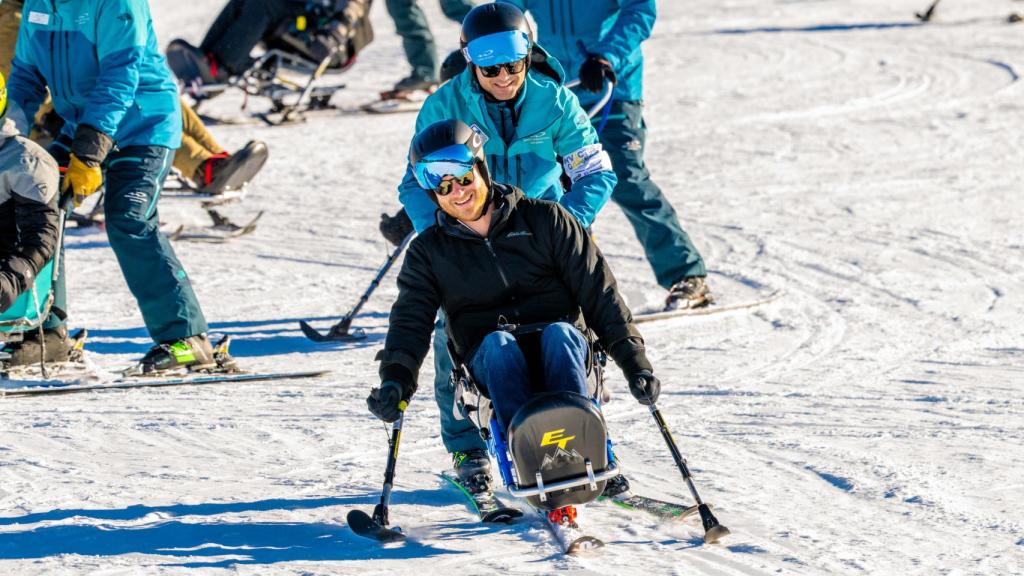 El príncipe Harry probando el 'sit-ski'.