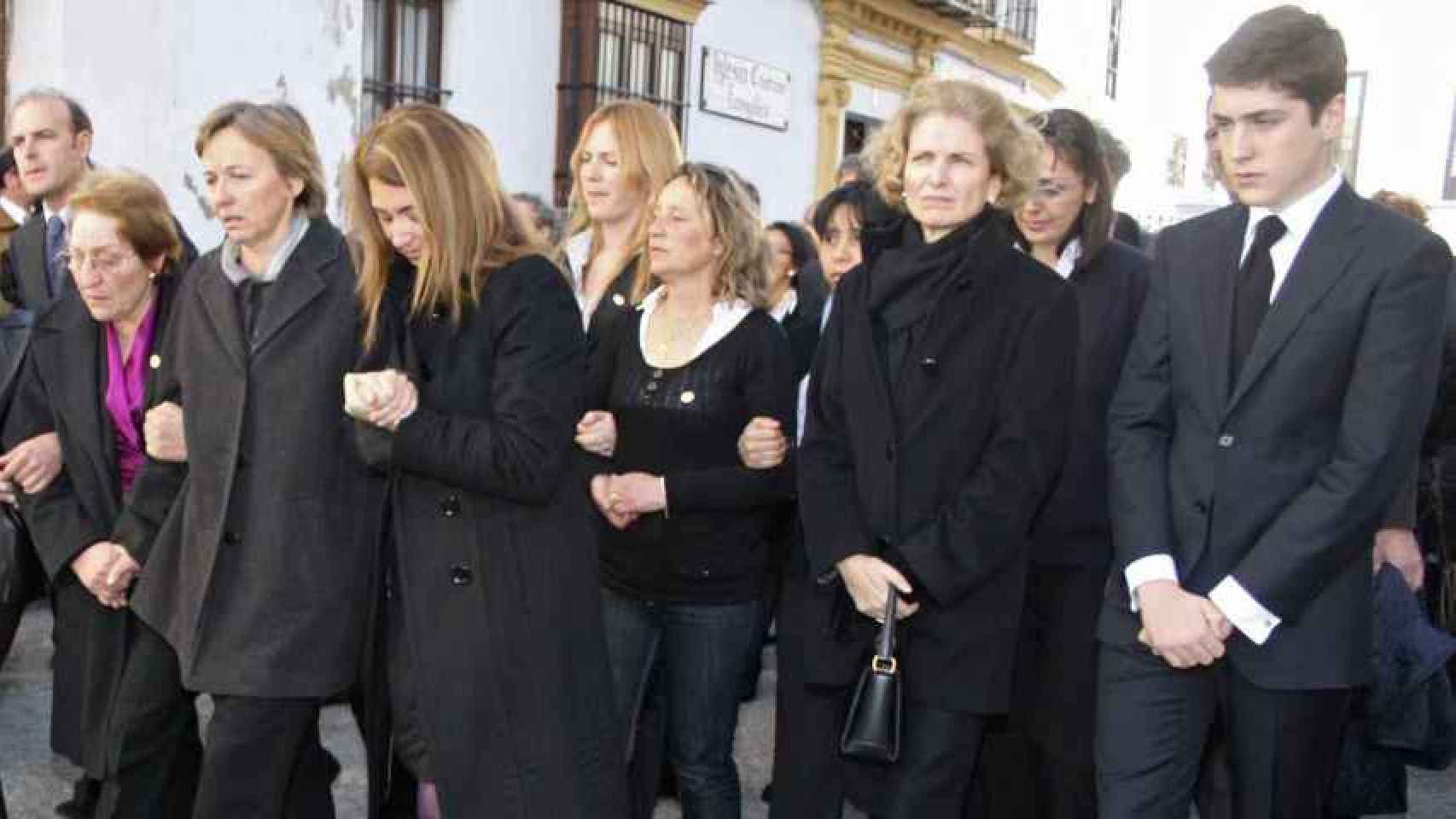 La viuda (segunda a la la izquierda) y la hija (segunda a la derecha ) de la 'duquesa roja', en su funeral.