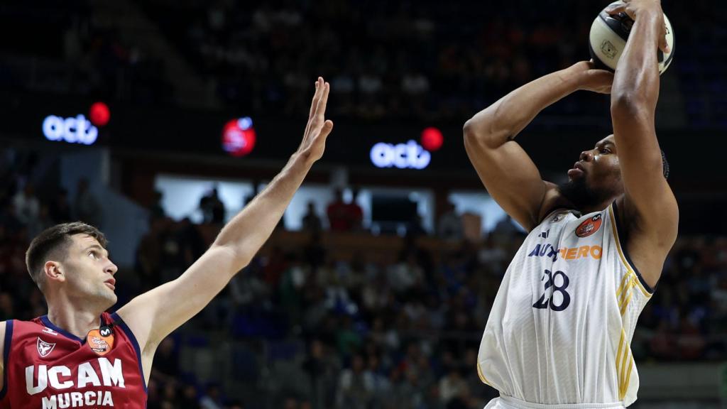 Yabusele ejecuta un lanzamiento en los cuartos de final ante el UCAM Murcia.