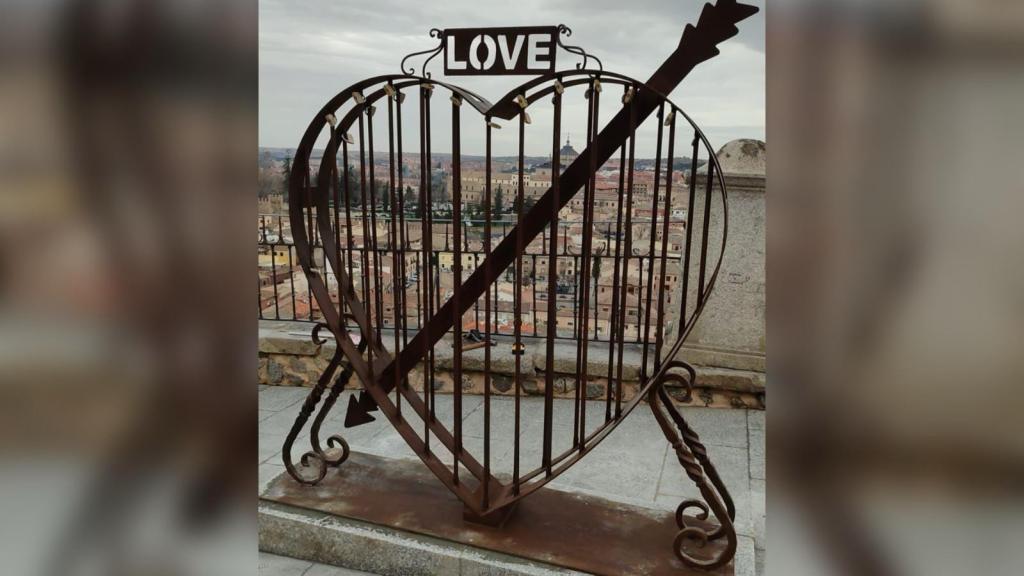 Estructura en forma de corazón instalada en Toledo.