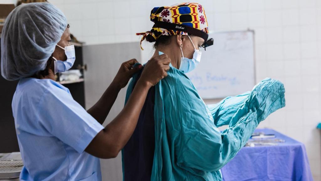 Alba preparándose en un quirófano de Makeni.