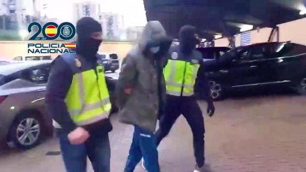 Uno de los detenidos en la operación policial.