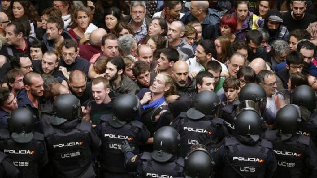 Los agentes de la Policía Nacional en los disturbios de Barcelona en 2019.