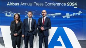 De izquierda a derecha: Julie Kitcher, Airbus Chief Sustainability Officer and Communications; Guillaume Faury, CEO de Airbus y Thomas Toepfer, responsable financiero.