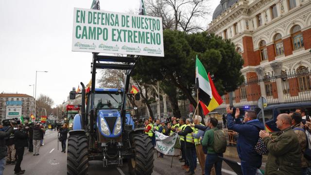 Agricultores protestan ante el Ministerio de Agricultura en Madrid, este jueves.