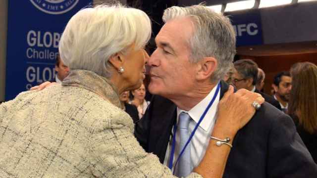 La presidenta del BCE, Christine Lagarde, y el presidente de la Fed, Jerome Powell, se saludan en un encuentro del FMI.