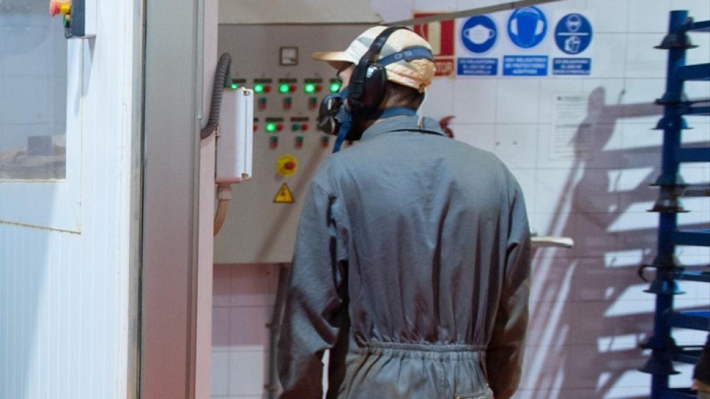 Un trabajador durante el proceso de obtención de pimentón de La Vera, en Cáceres.