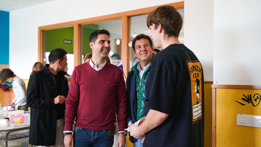 El consejero de Educación, Ciencia y Universidades de la Comunidad de Madrid, Emilio Viciana, en un instituto de Las Rozas.