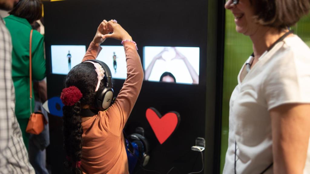Fotografía de una niña disfrutando de una actividad interactiva en un museo.