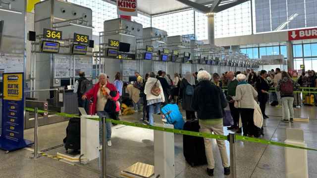 Pasajeros en la cola de facturación de Ryanair en el aeropuerto de Málaga esta misma semana.