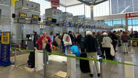 Pasajeros en la cola de facturación de Ryanair en el aeropuerto de Málaga.