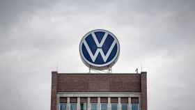 Emblema del Grupo Volkswagen en las oficinas centrales en Alemania.