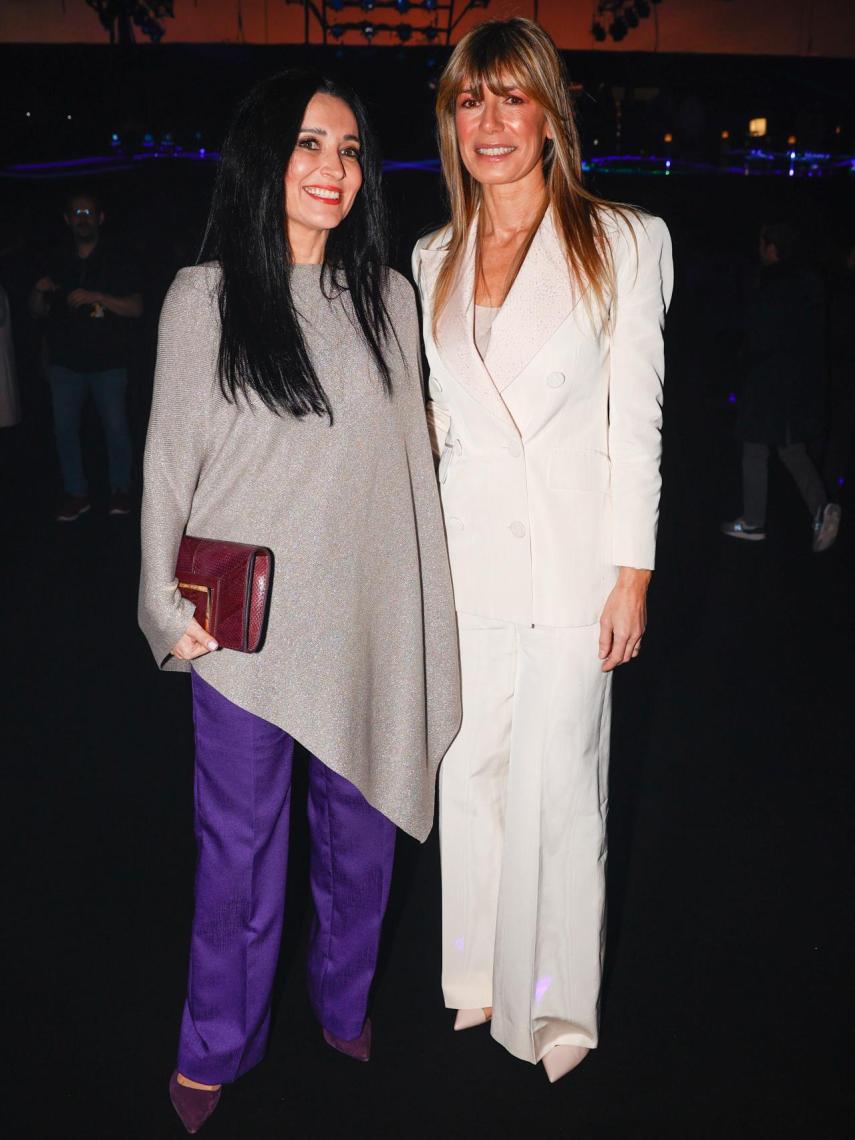 Cruz Sánchez de Lara, con una capa solidaria en gris de Pdh y pantalones de TFP de Tamará Falcó , y Begoña Gómez con traje de chaqueta blanco de Pedro del Hierro.