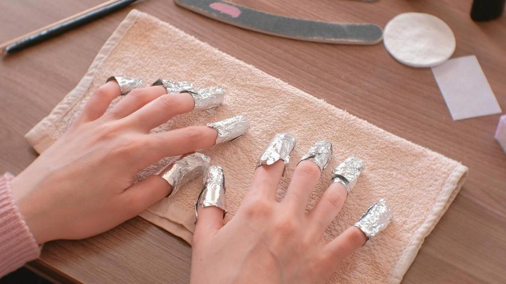 Imagen de una mujer quitándose la manicura permanente.