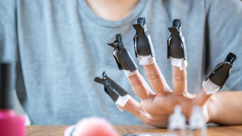 Imagen de una mujer quitándose la manicura semipermanente.