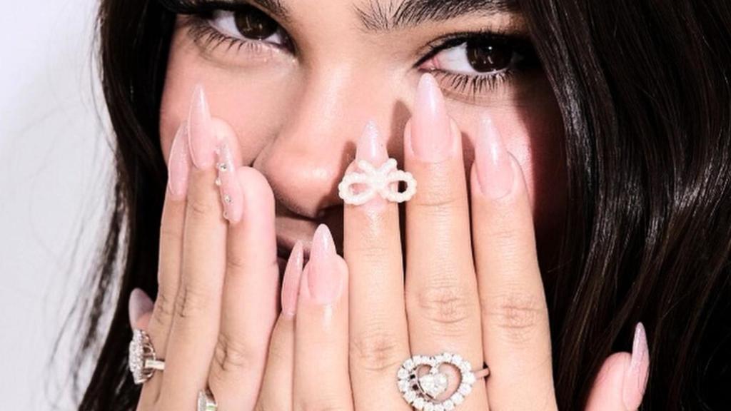 Un ejemplo de las uñas más naíf para la temporada.