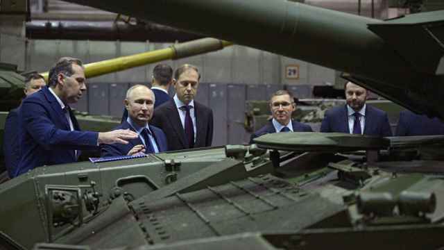 Vladimir Putin escucha las explicaciones de Alexander Potapov, CEO de la planta de producción militar de Uralvagonzavod.
