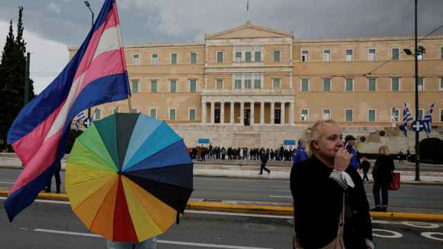 Seguidores esperan a las puertas del Parlamento griego la decisión sobre la ley del matrimonio homosexual.