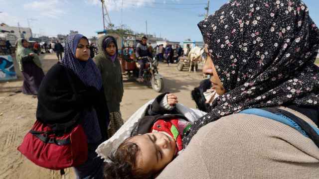 Palestinos llegan a Rafah tras ser evacuados del hospital de Nasser en Jan Yunís