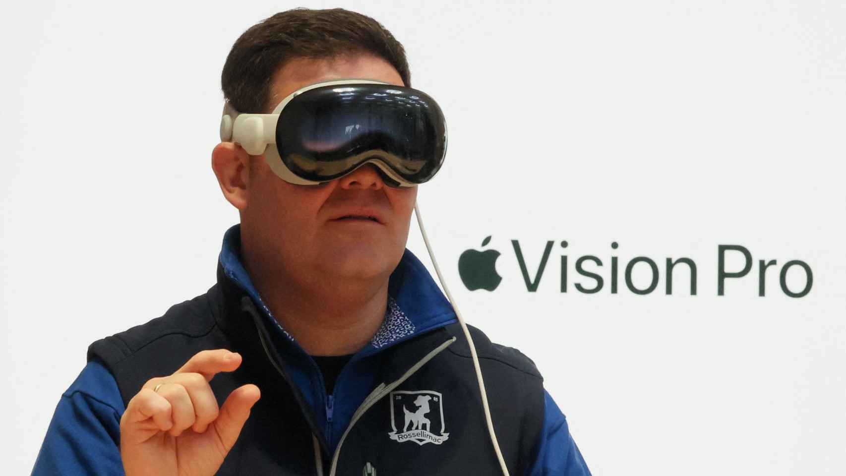 Una persona usando las Apple Vision Pro.