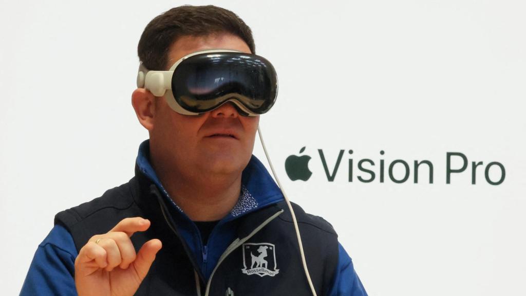 Una persona usando las Apple Vision Pro en una tienda de Apple.