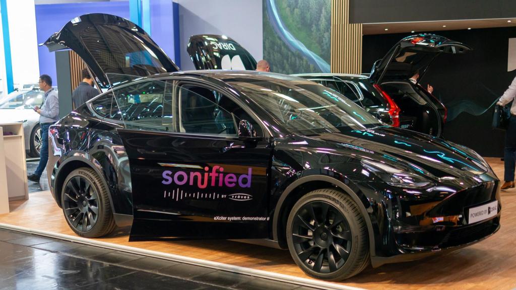 Un Tesla Model Y con el sistema Sonified instalado