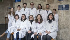 El equipo del Instituto de Ciencias Forenses de la USC, liderado por Victoria Lareu (primera fila, en el centro)