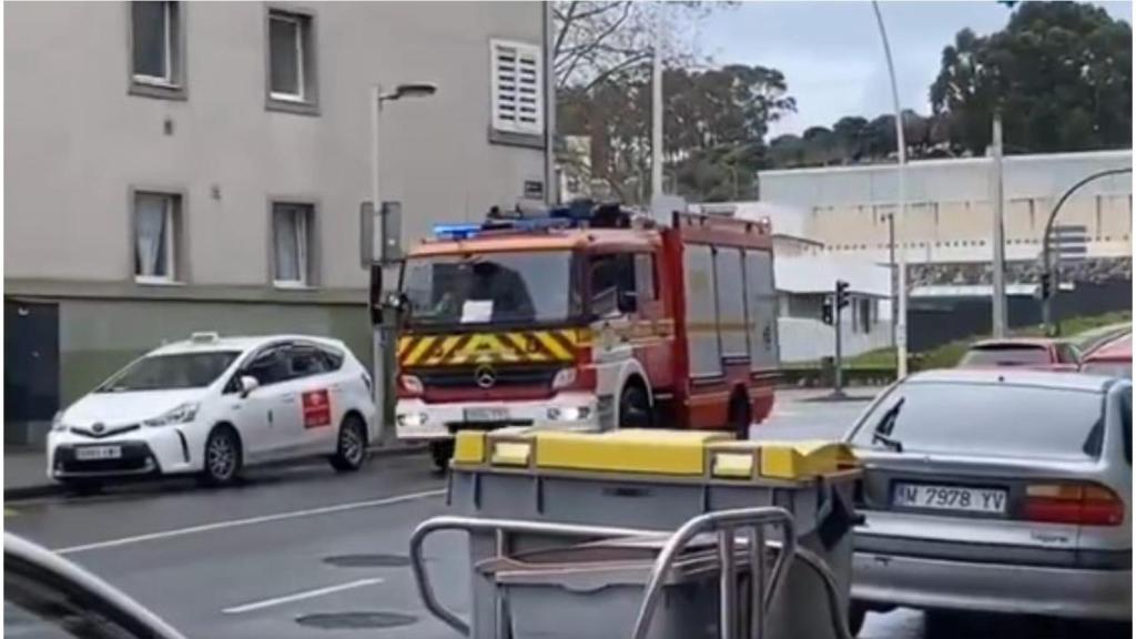 Bomberos de A Coruña acudiendo al incendio en la calle Venezuela