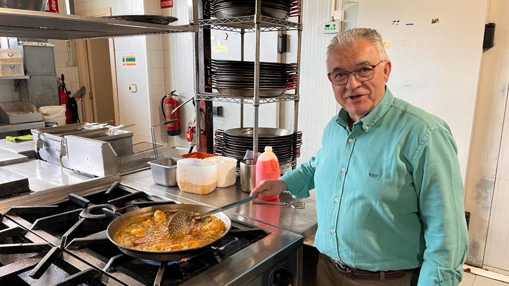 Julián García cocinando una paella valenciana.