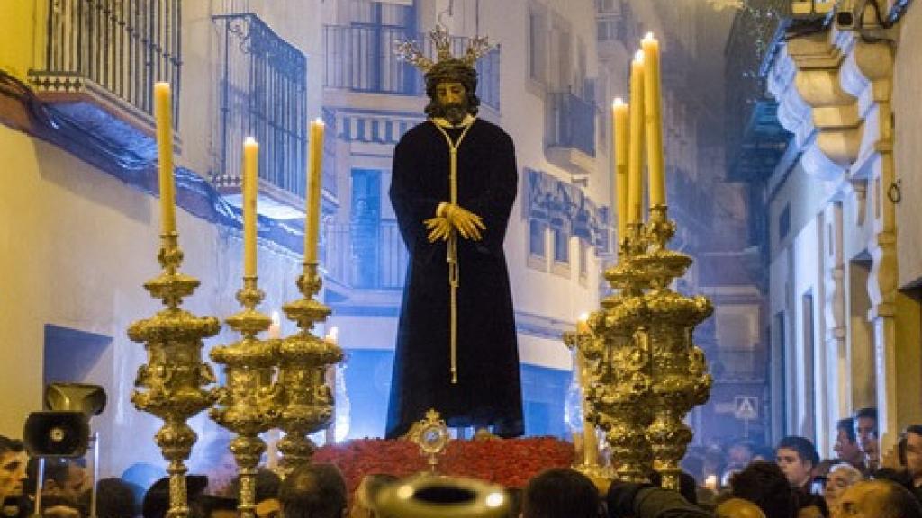 El Señor de la Sentencia, portado en andas por sus hermanos durante un vía crucis