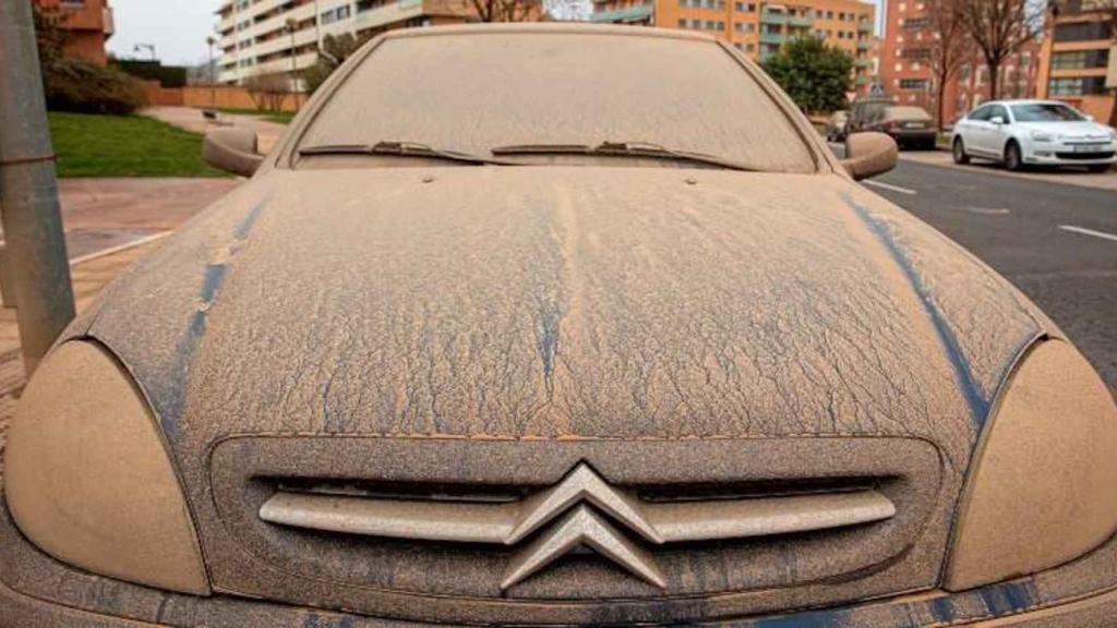 Imagen de archivo de un coche cubierto de barro.