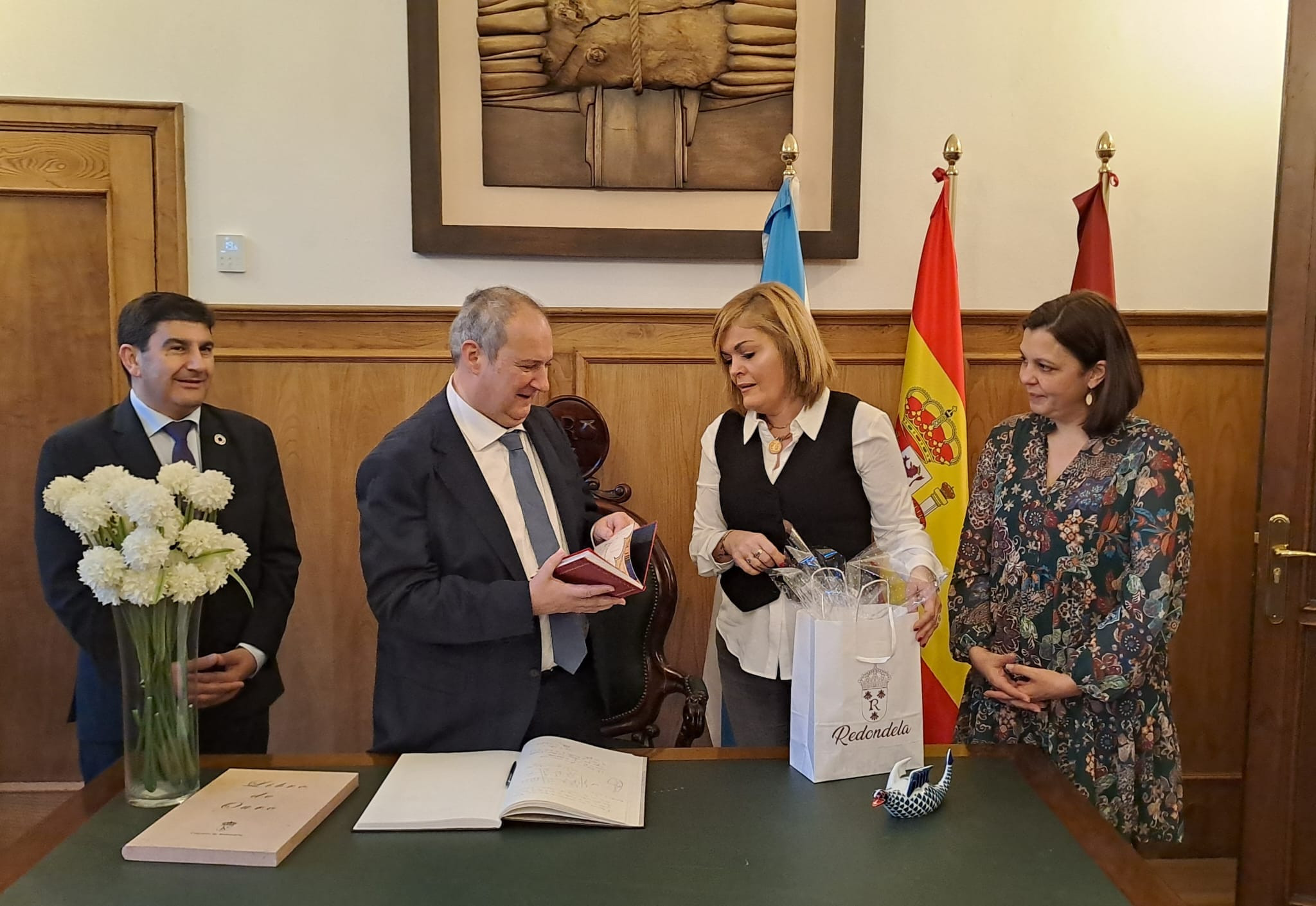 Jordi Hereu en su visita a Redondela, junto a Digna Rivas.