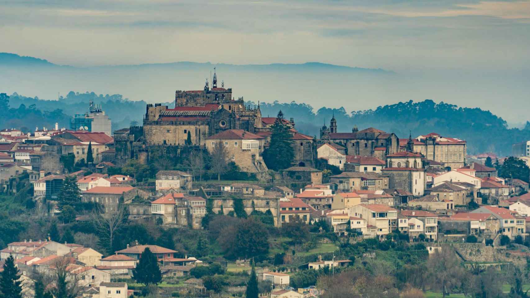 Vista de la catedral de Tui sobre la villa.