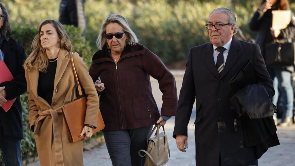 Corbín, primero por la derecha, llega a los juzgados el pasado mes de enero.