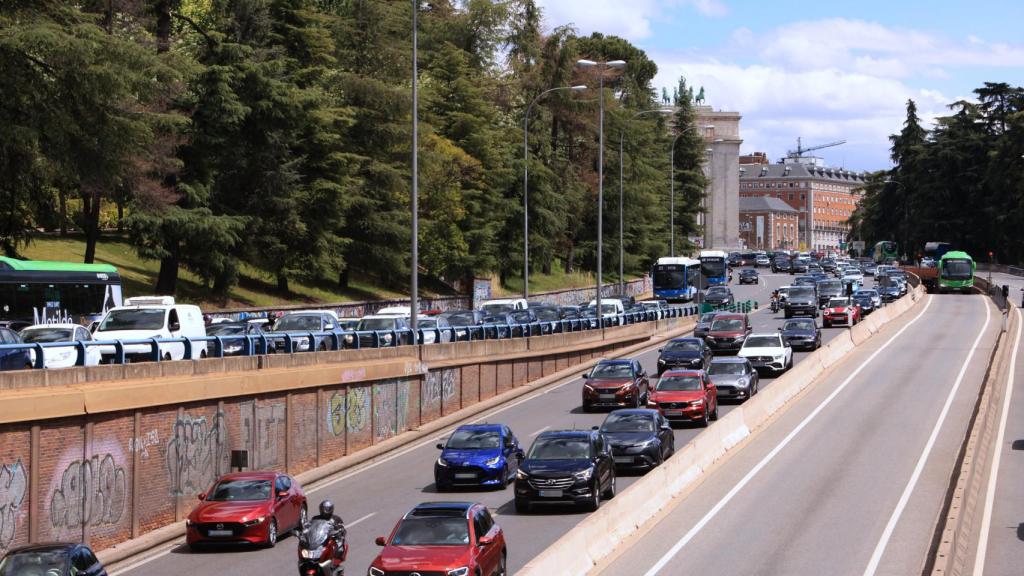 Atasco en la autovía A-6 en mayo de 2023.